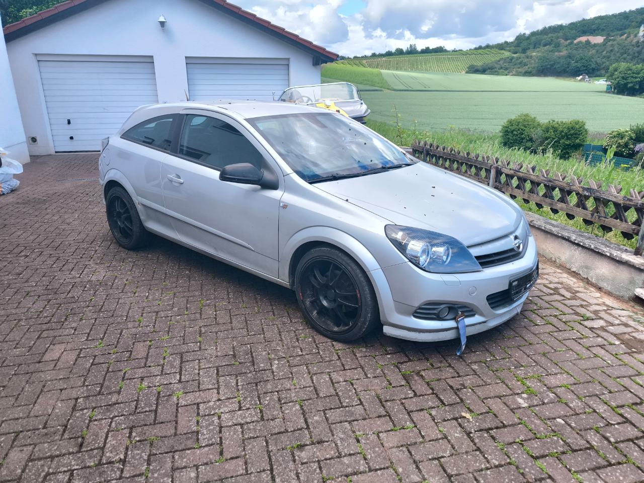 Das Basisfahrzeug Opel Astra H GTC in Silber vor dem Umbau