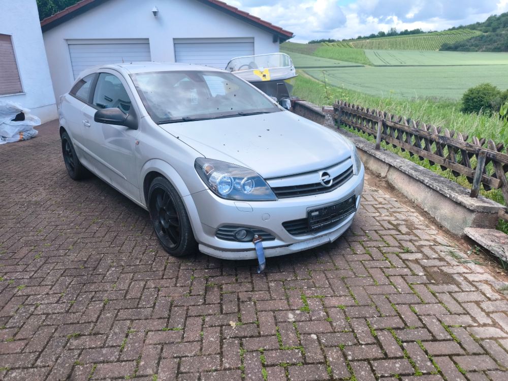 Der Astra H GTC von vorn, Serienzustand