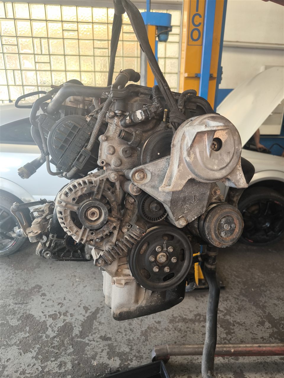 Der ausgebaute Motor des Astra H GTC am Kran