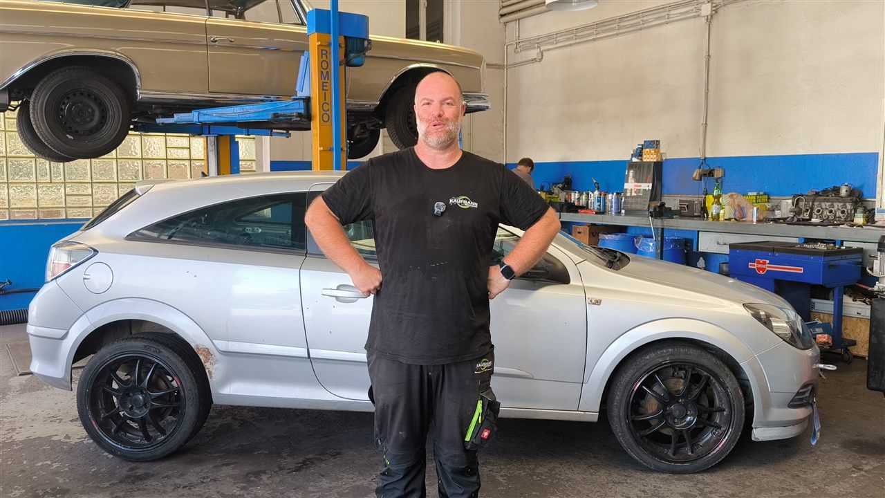Christian Kaufmann mit dem Astra H GTC in der Werkstatt von Partner Auto Streich