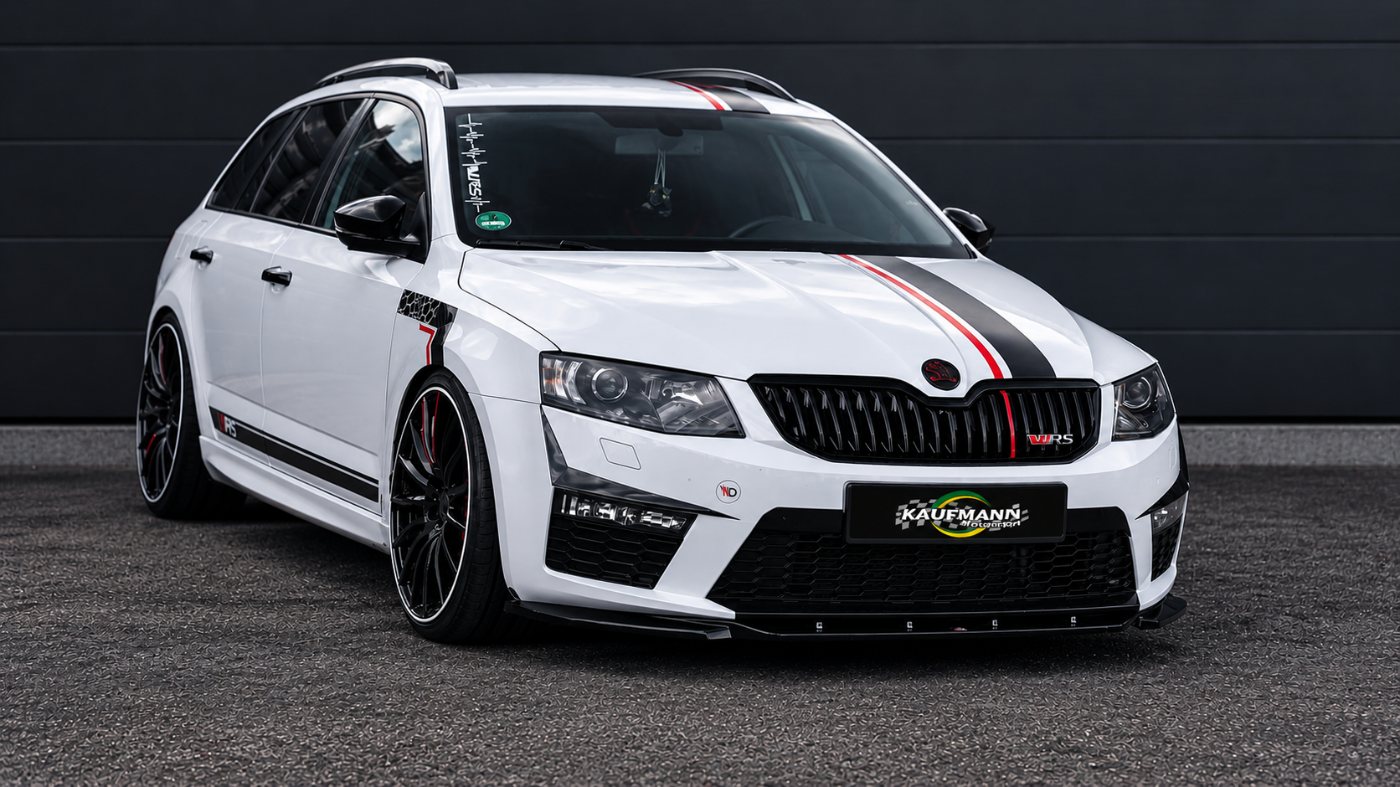Weißer Skoda Octavia RS Combi mit schwarz-roten Streifen und Kaufmann-Motorsport-Kennzeichenhalter