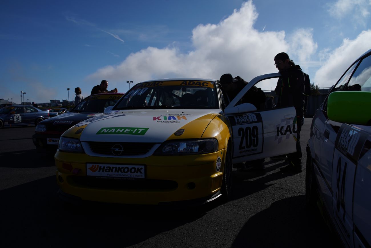 Das Team von Kaufmann Motorsport mit Equipment am Fahrzeug
