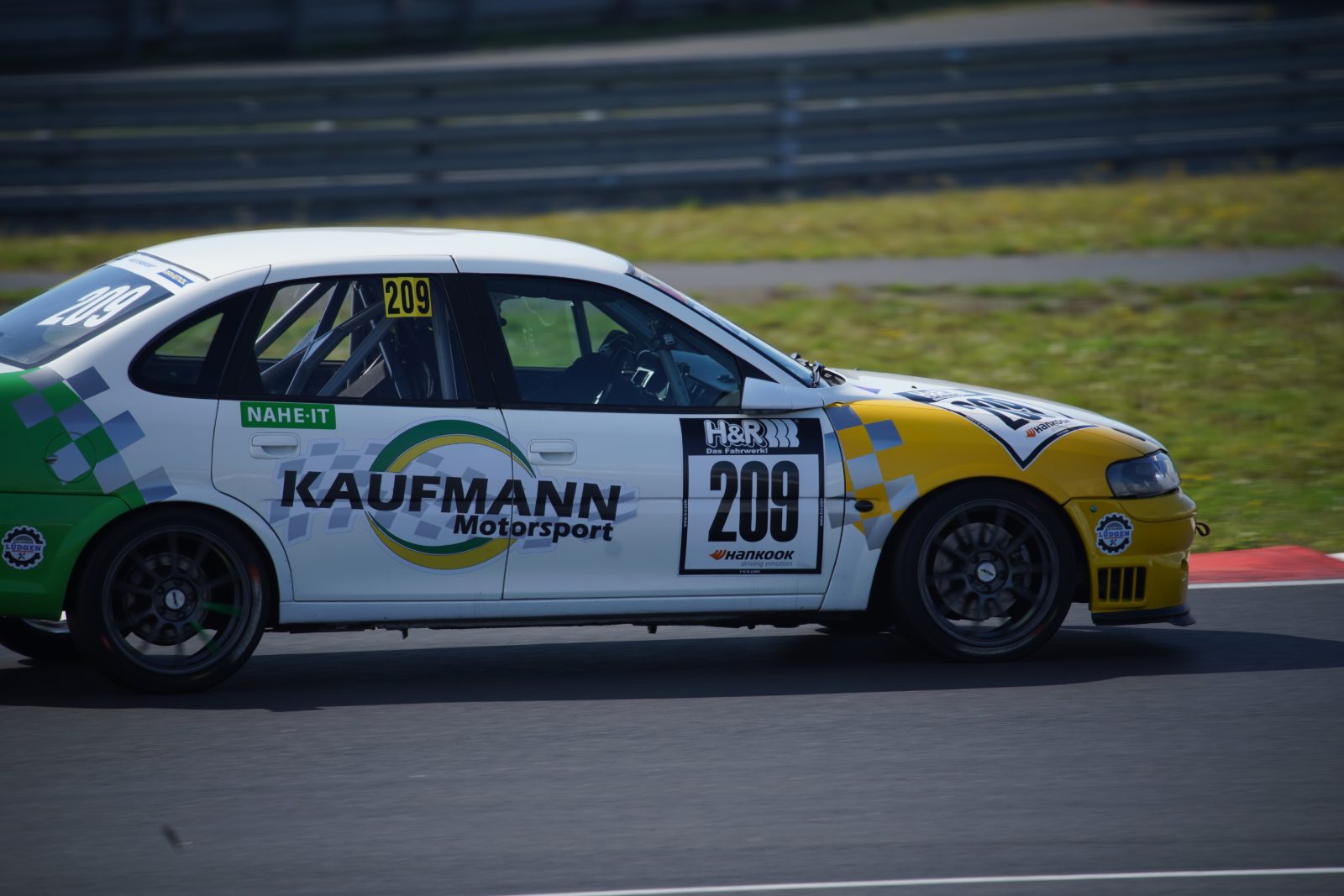 Der Opel Vectra B von Kaufmann Motorsport auf der Rennstrecke