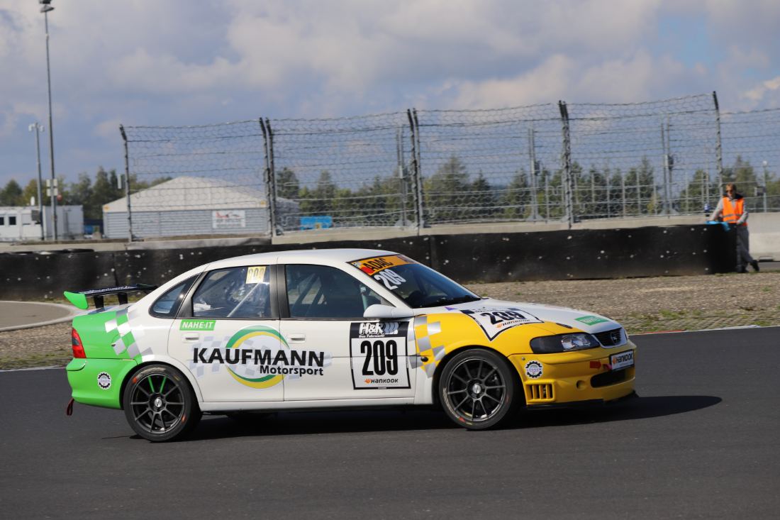Der Vectra B in einer Kurve der Nordschleife